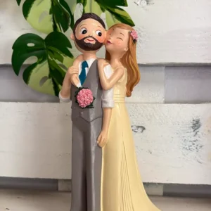 Figura de novios para tarta con beso de la novia