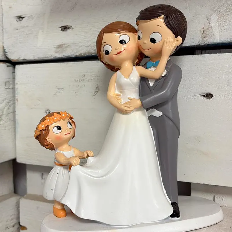 Figura de novios para tarta con niña