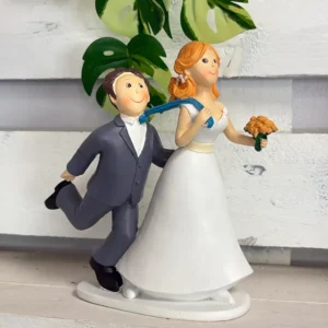 Figura de novios para tarta con la novia tirando de la corbata del novio