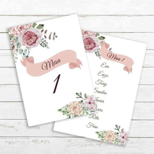 Organizador de mesa romántica lazo con flores rosas y rojas.