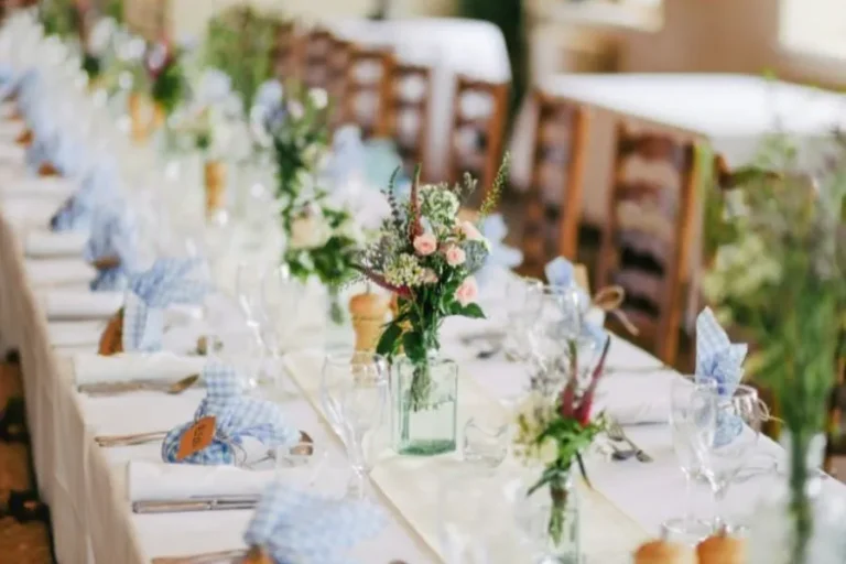 Destaca la organización de la mesa en una boda decorada con armonía y esmero, con flores y mantelería elegante