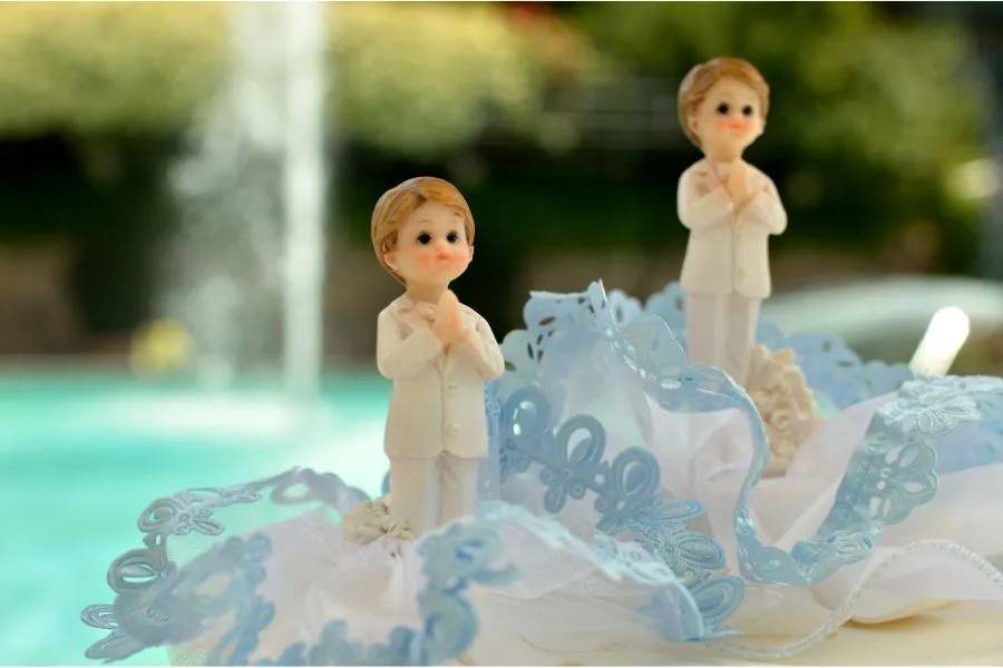 Candy bar de boda con macarons, vasitos de postre y dulces variados sobre mesa rústica decorada