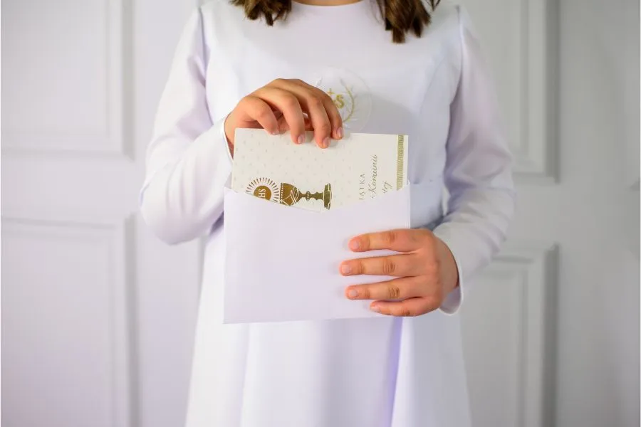 Candy bar de boda con macarons, vasitos de postre y dulces variados sobre mesa rústica decorada