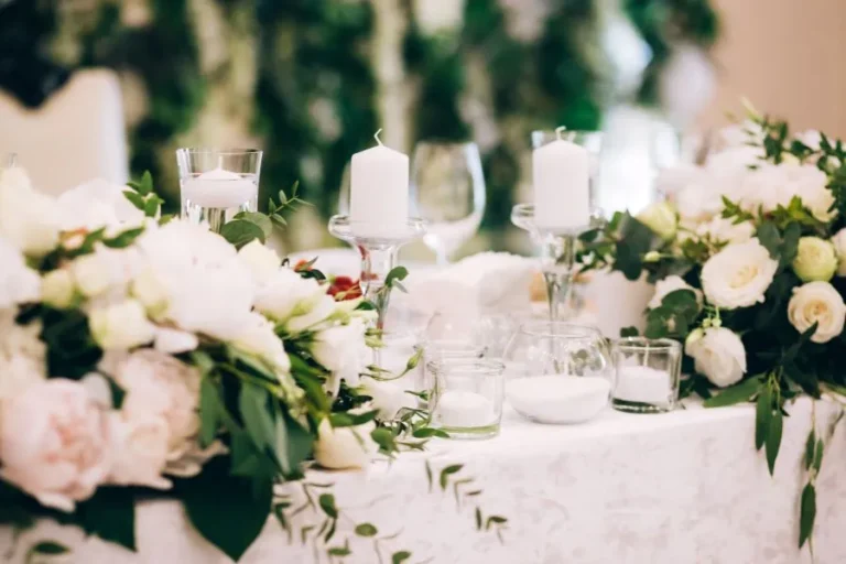 mesas de bodas decoradas con flores blancas, velas y centros de mesa elegantes