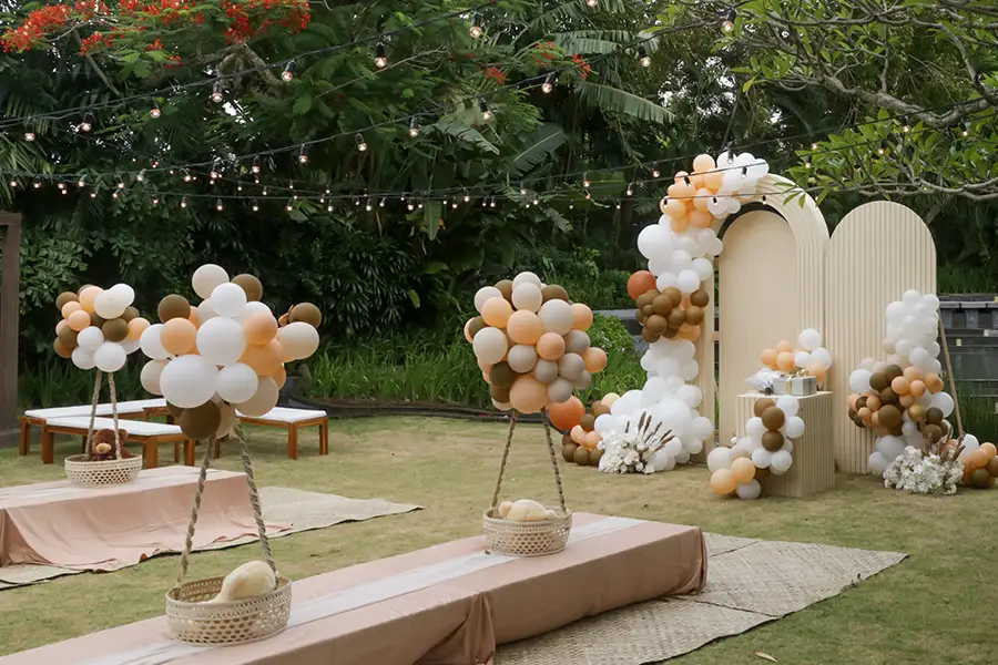 Candy bar de boda con macarons, vasitos de postre y dulces variados sobre mesa rústica decorada