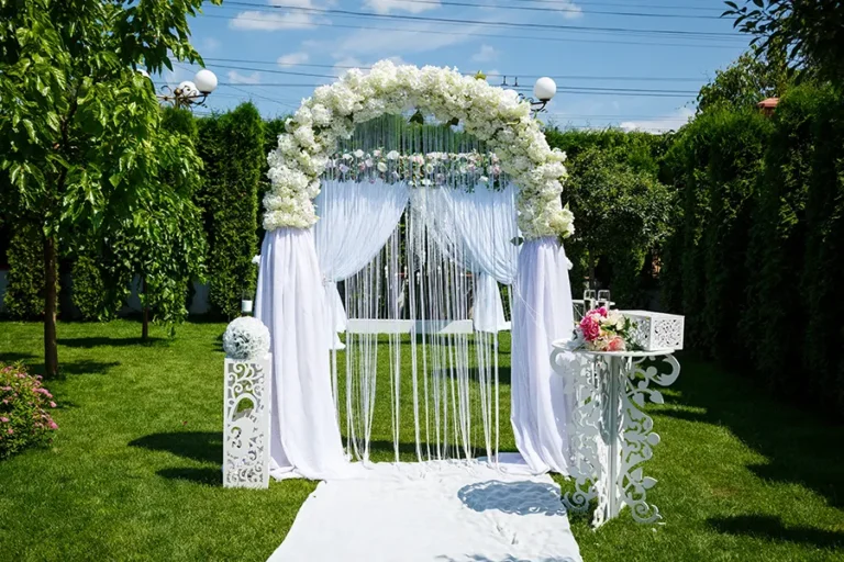 Photocall elegante con flores para bodas